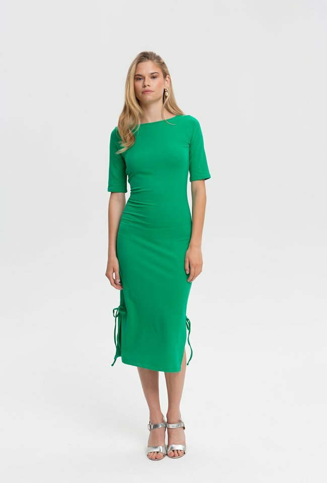 Zielona sukienka ze ściągaczem na boku