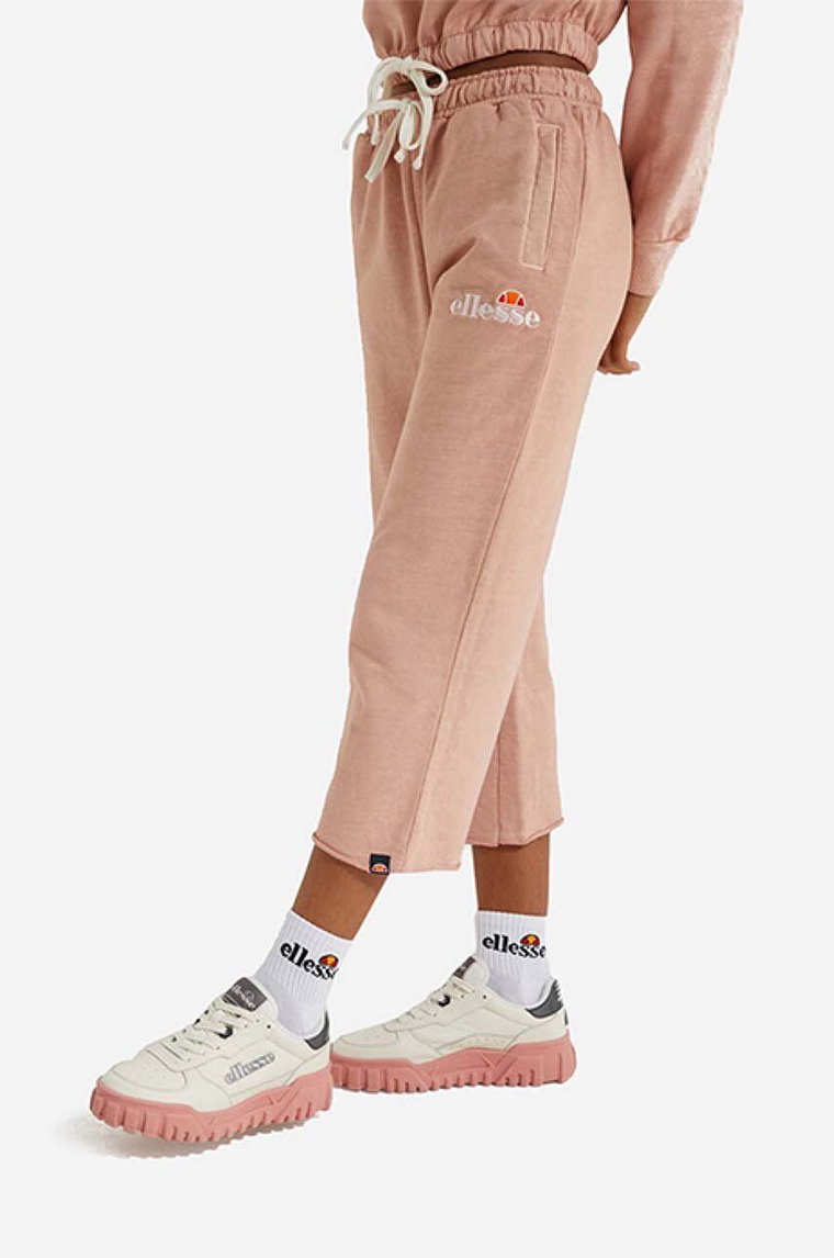 Ellesse spodnie dresowe bawełniane Taran Cropped Jog kolor różowy medium waist SGM14012-PINK