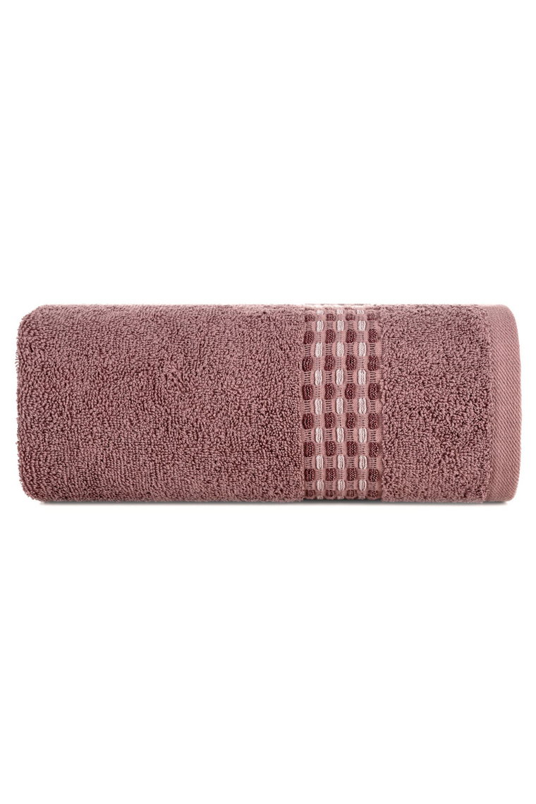 Różowy ręcznik ze zdobieniami 70x140 cm