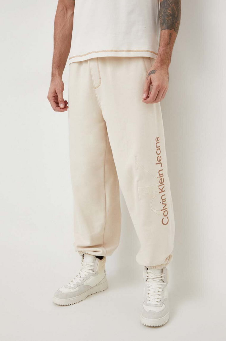 Calvin Klein Jeans spodnie dresowe bawełniane kolor beżowy z aplikacją
