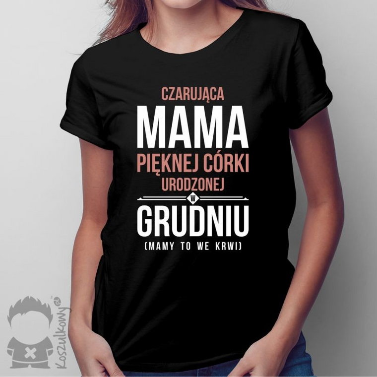Czarująca mama pięknej córki urodzonej w grudniu - damska koszulka z nadrukiem