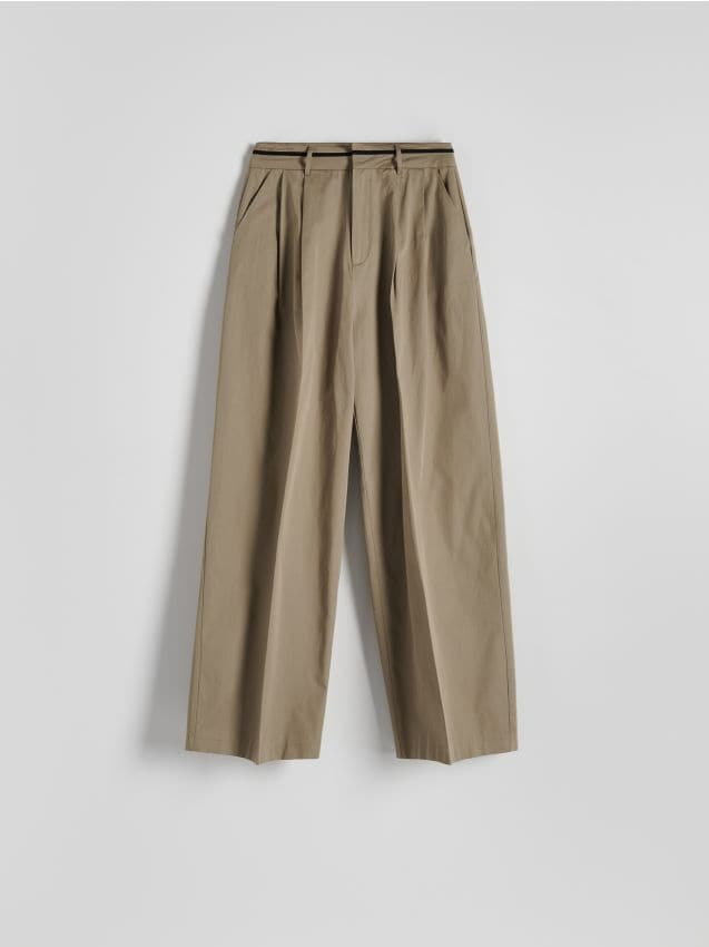 Reserved - Bawełniane spodnie z kantem - oliwkowy