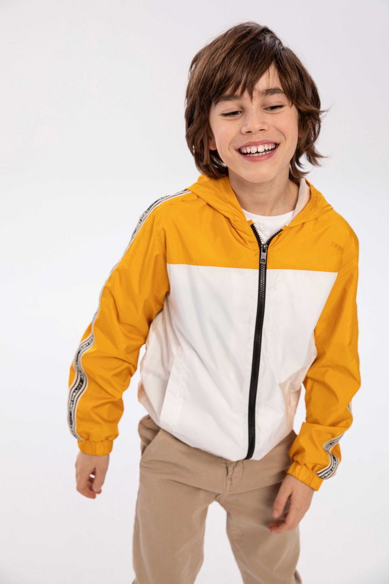 Żółta kurtka typu wiatrówka dla chłopca z kapturem