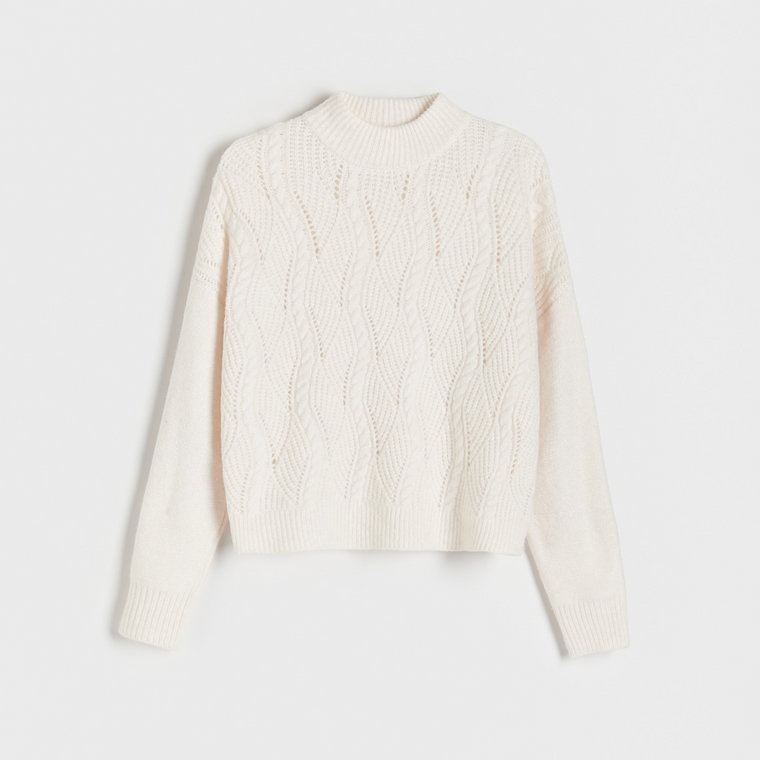 Reserved - Sweter z ozdobnym splotem - kremowy