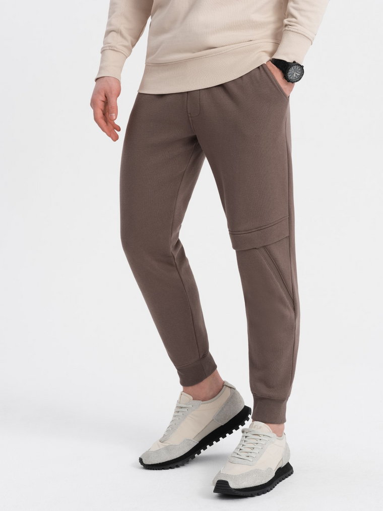 Spodnie męskie dresowe z przeszyciem i zamkiem na nogawce - brązowe V4 OM-PASK-0147