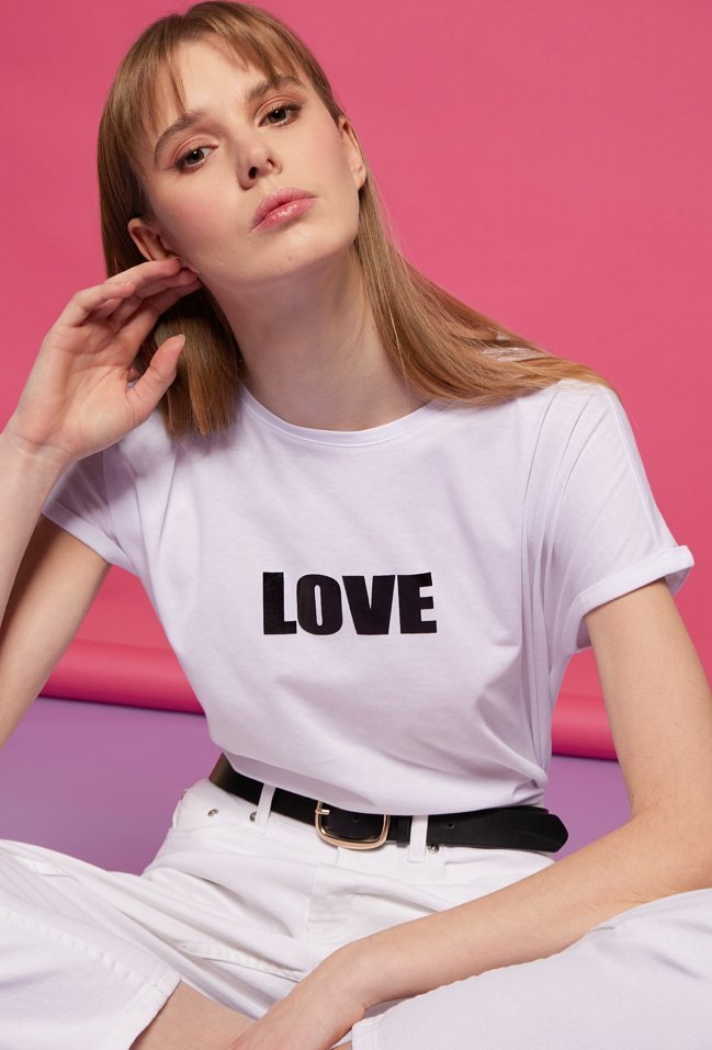 T-shirt z napisem LOVE