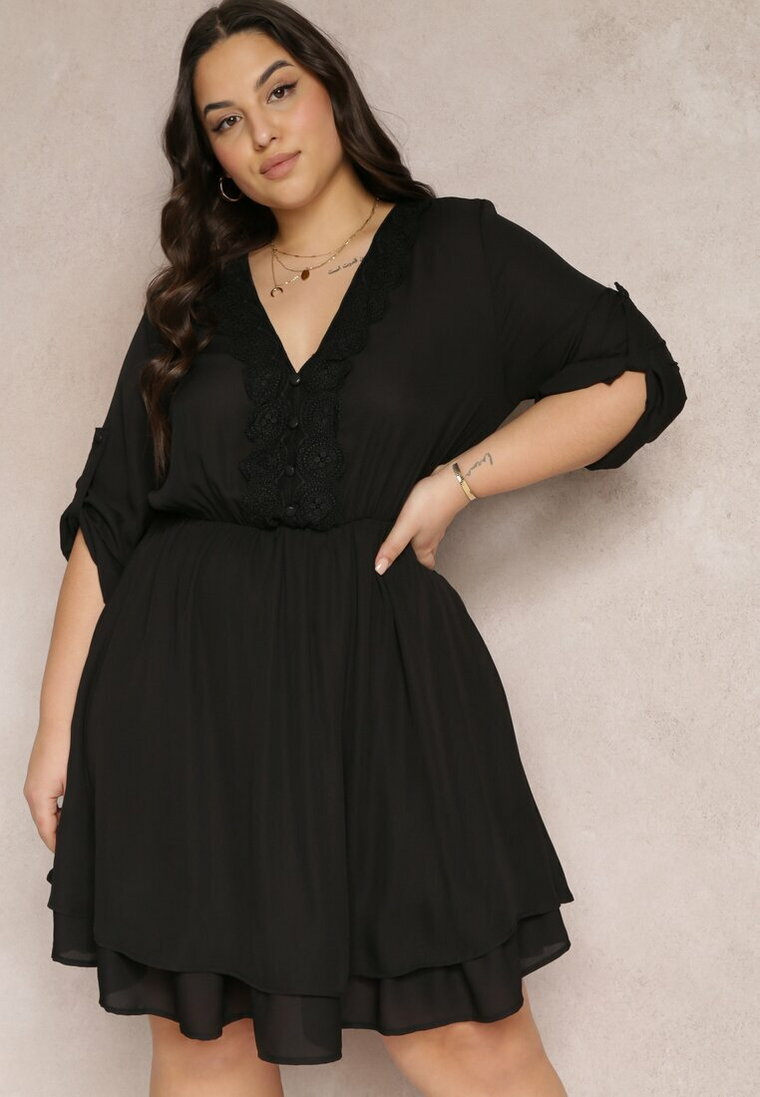 Czarna Sukienka Mini z Gumką w Talii i Koronkowymi Wstawkami Kelia