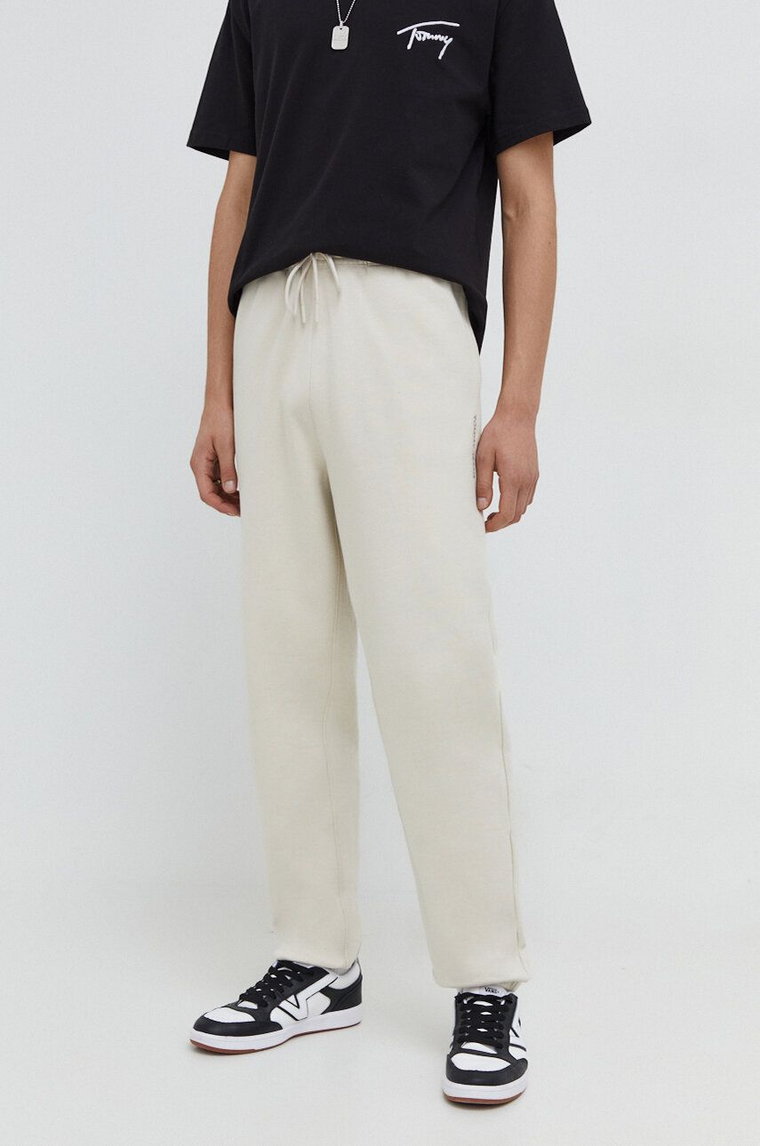 Tommy Jeans spodnie dresowe bawełniane kolor beżowy gładkie DM0DM18378