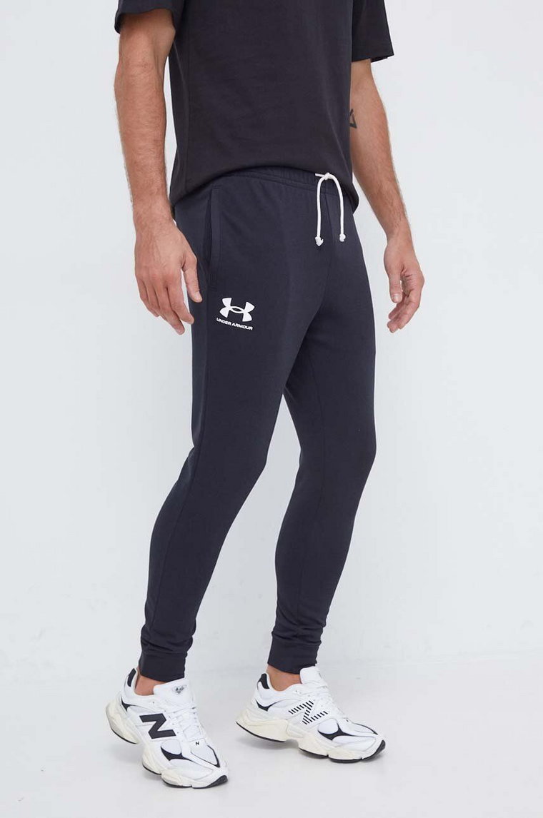 Under Armour spodnie dresowe kolor czarny z nadrukiem 1380843