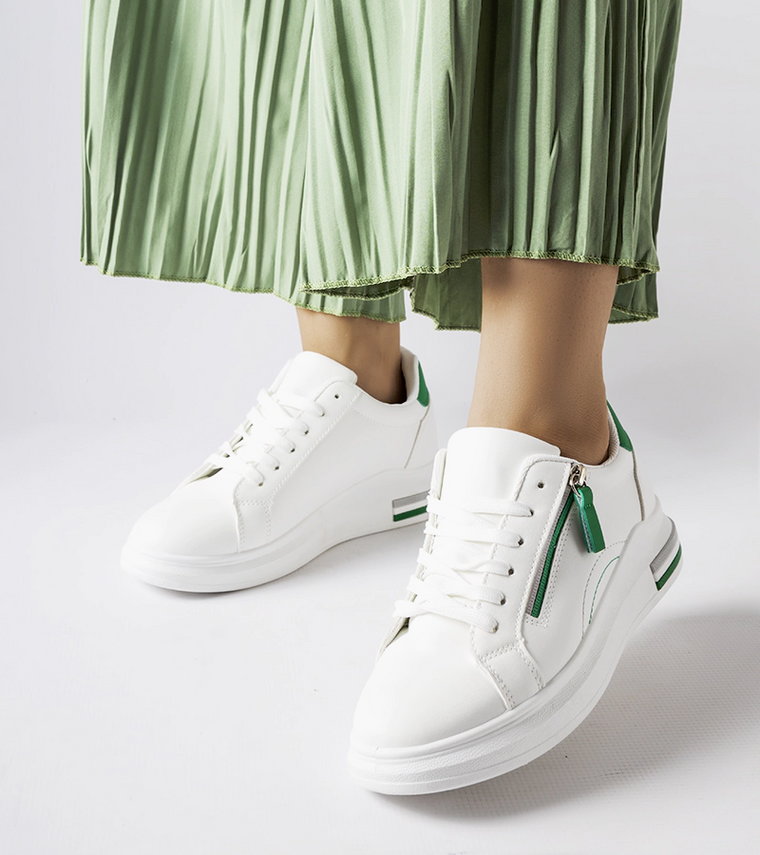 Białe sneakersy z zielonymi wstawkami Anaunia