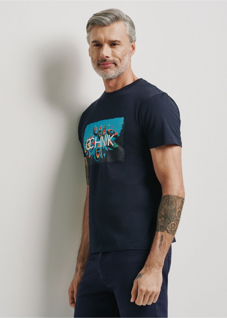 Granatowy T-shirt z kolorowym printem męski