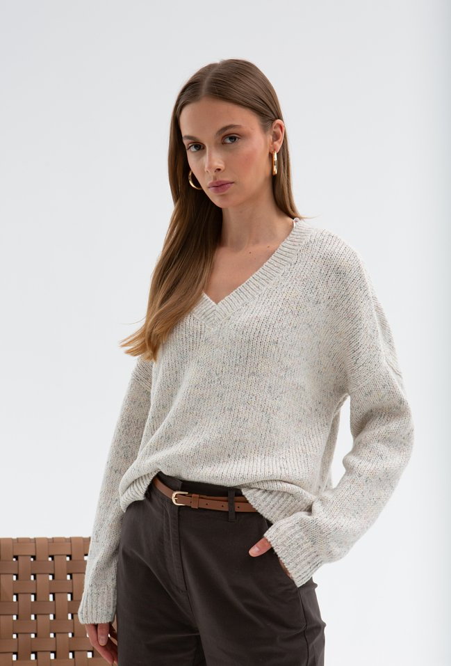Sweter w serek z kolorową włóczką
