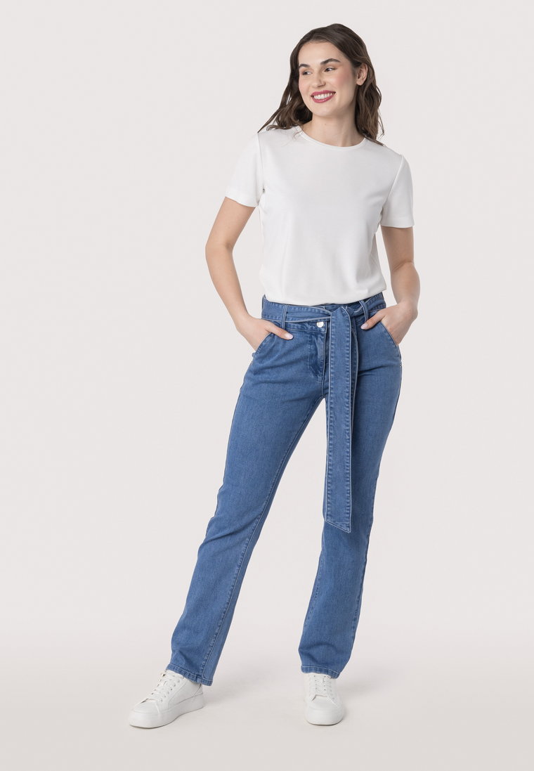 Jeansowe spodnie z paskiem