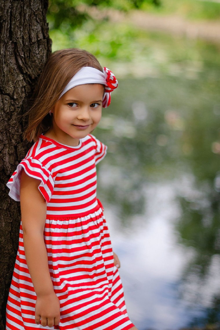 Dziewczęca sukienka z opaską w biało-czerwone paski