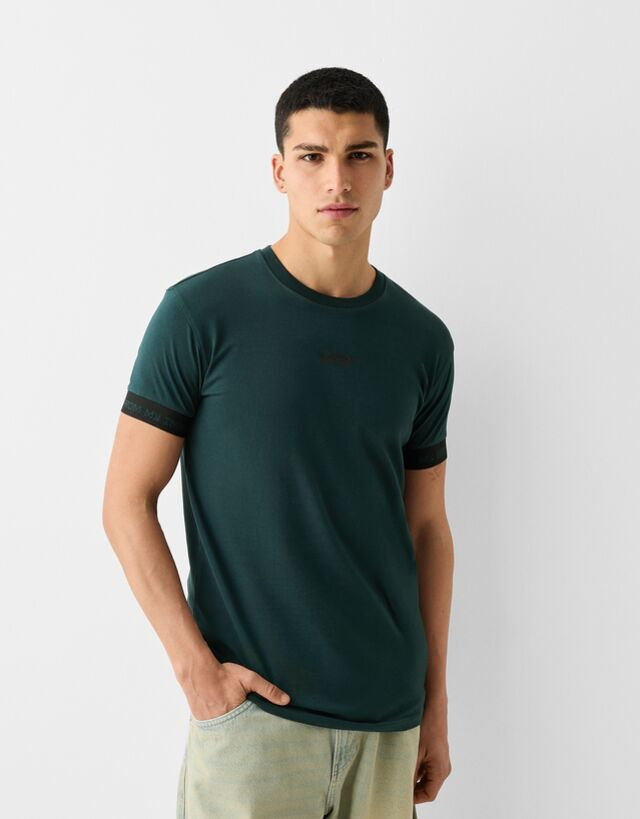 Bershka Koszulka Slim Z Krótkim Rękawem I Ozdobnymi Paskami Mężczyzna Xs Zielony