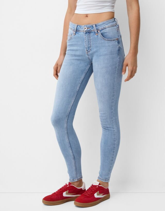 Bershka Jeansy Skinny Fit Z Niskim Stanem Kobieta 42 Wyblakły Niebieski