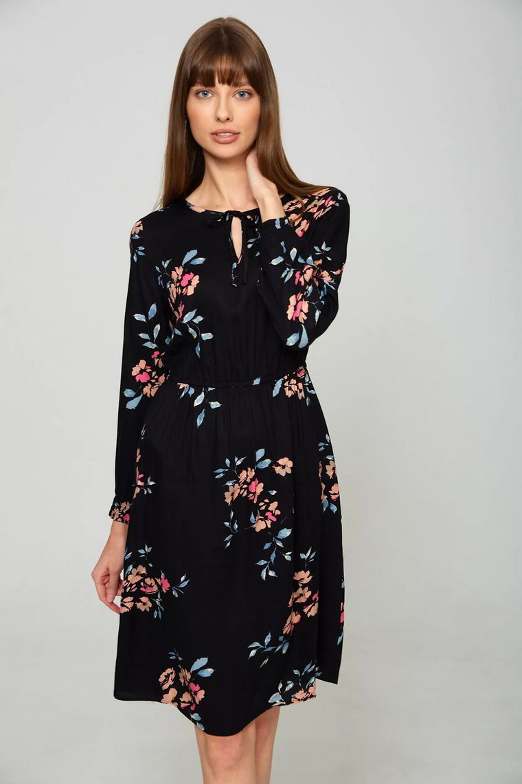 Zwiewna sukienka  z wiskozy w kwiaty - czarna