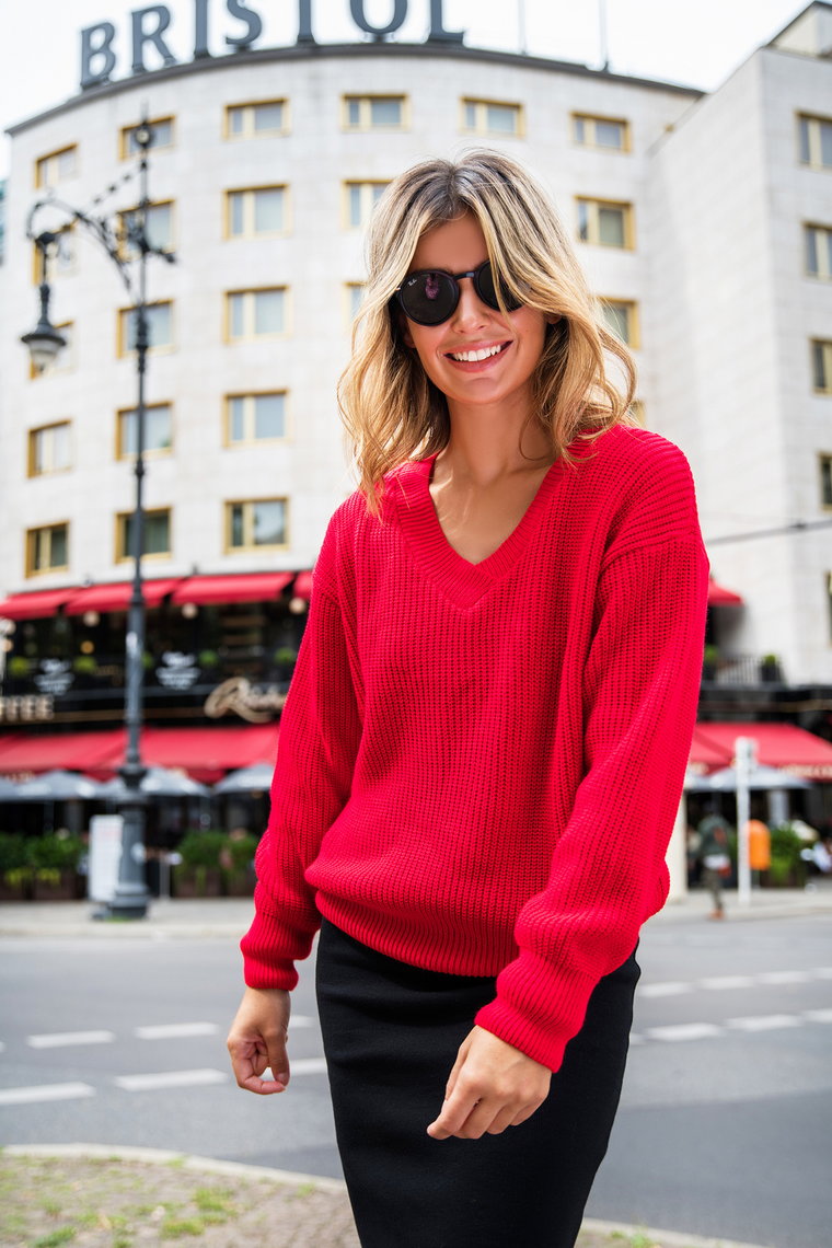 Sweter z dekoltem w serek - czerwony
