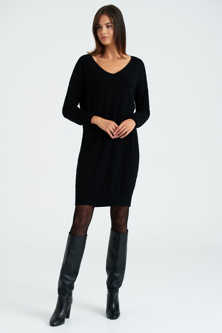 Luźna, swetrowa sukienka w czarnym kolorze