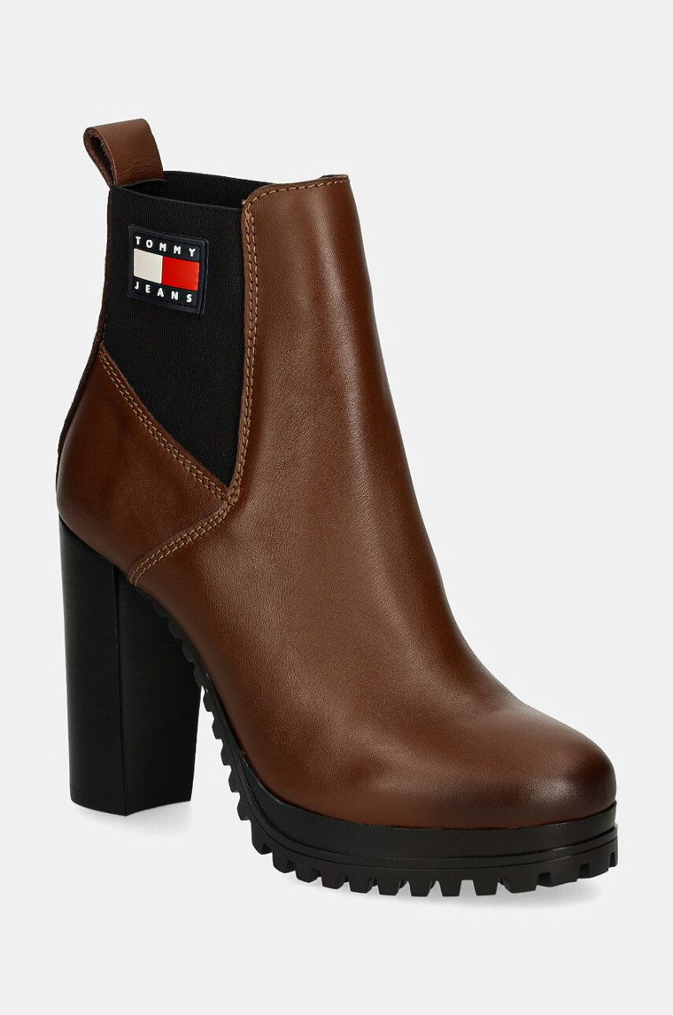 Tommy Jeans sztyblety skórzane TJW NEW ESS HIGH HEEL BOOT damskie kolor brązowy na płaskim obcasie EN0EN02439