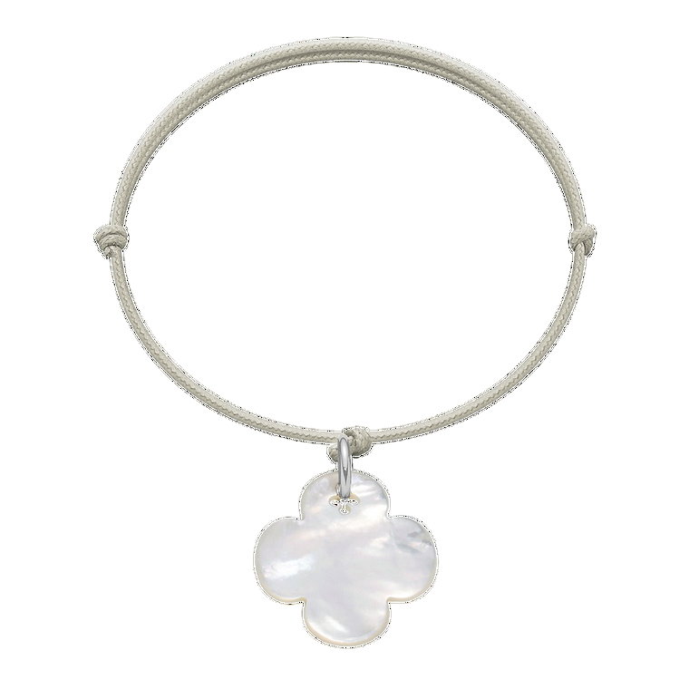Bransoletka z okrągłą koniczynką z masy perłowej na cienkim perłowym sznurku
