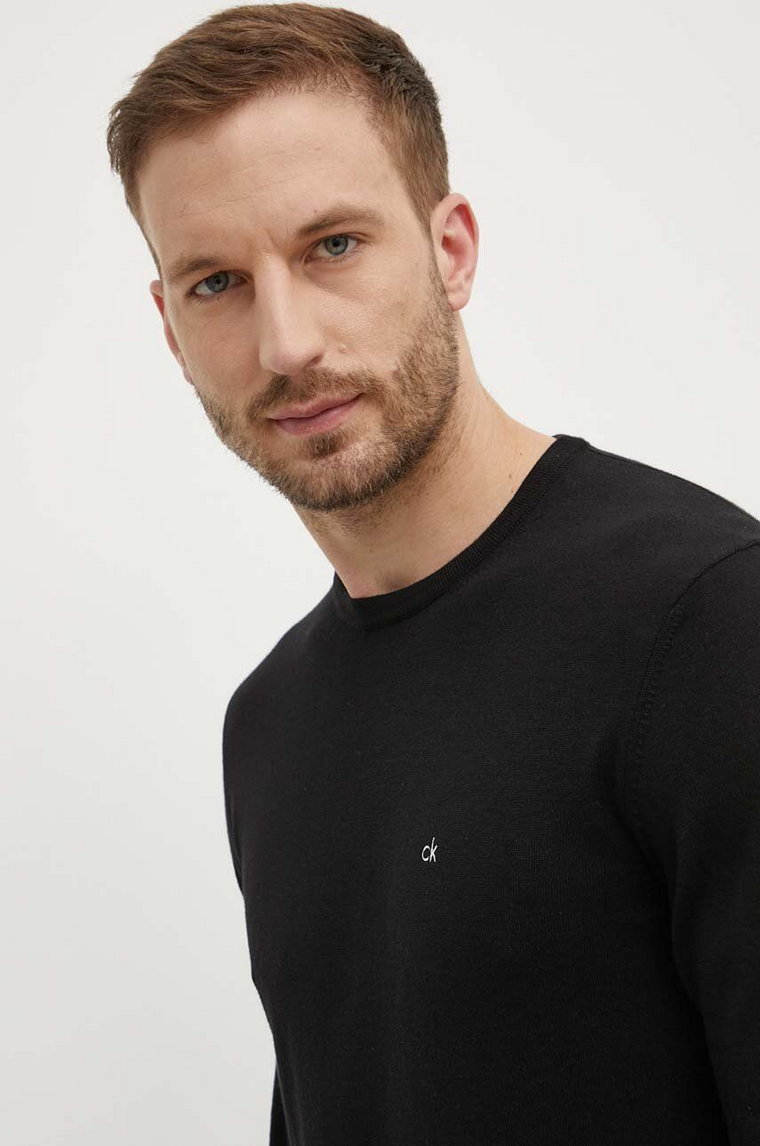Calvin Klein sweter z domieszką jedwabiu kolor czarny lekki K10K113549