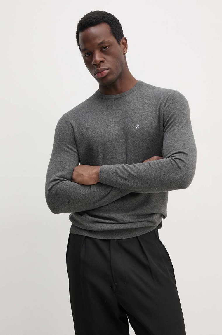 Calvin Klein sweter z domieszką jedwabiu kolor szary lekki K10K113549