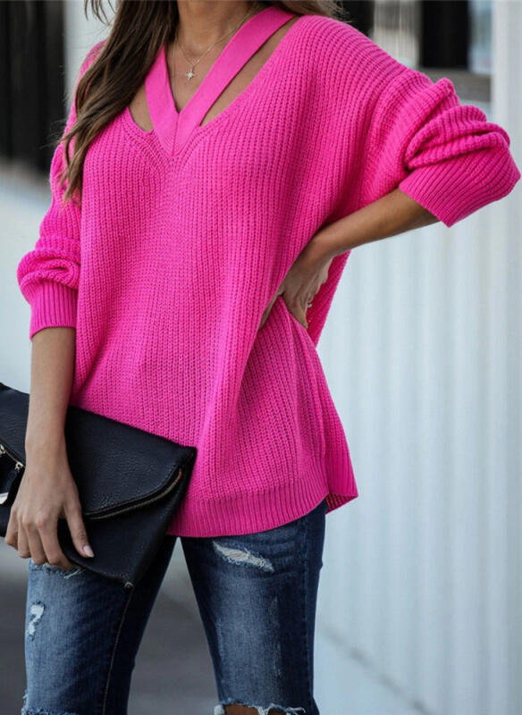 Sweter w prążki z paskami na dekolcie