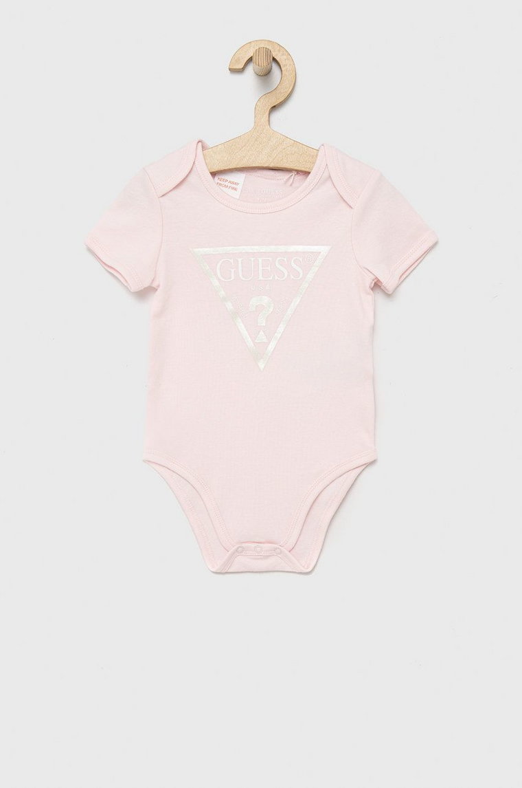 Guess body bawełniane niemowlęce kolor różowy