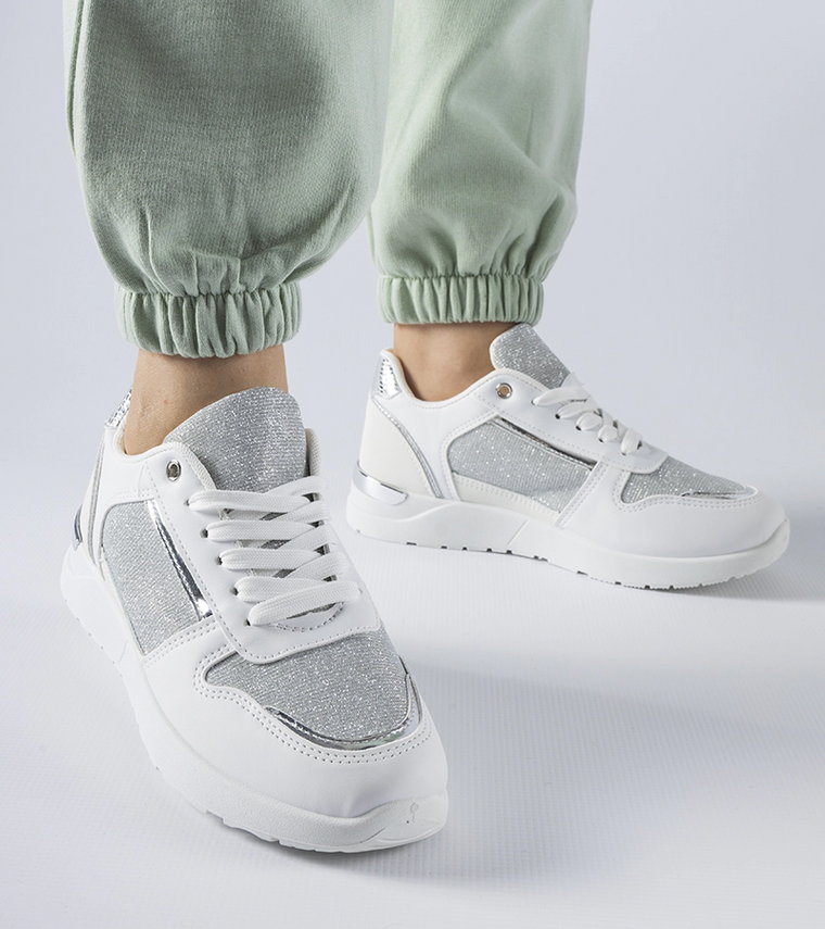 Białe sneakersy z ozdobną nitką Facondo