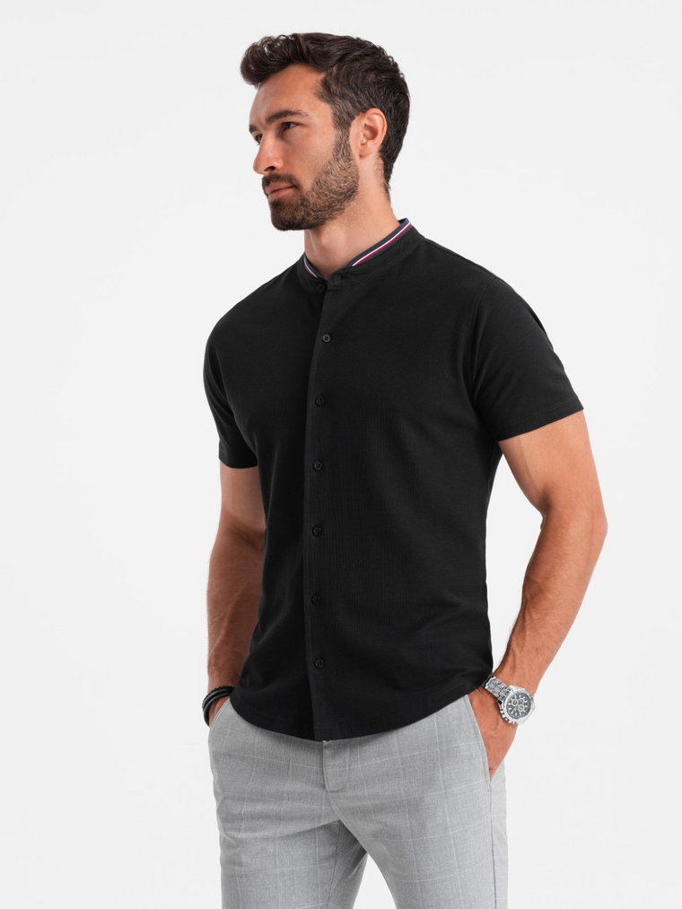 Męska koszula dzianinowa z krótkim rękawem i kolorową stójką  czarna V4 OM-SHSS-0101