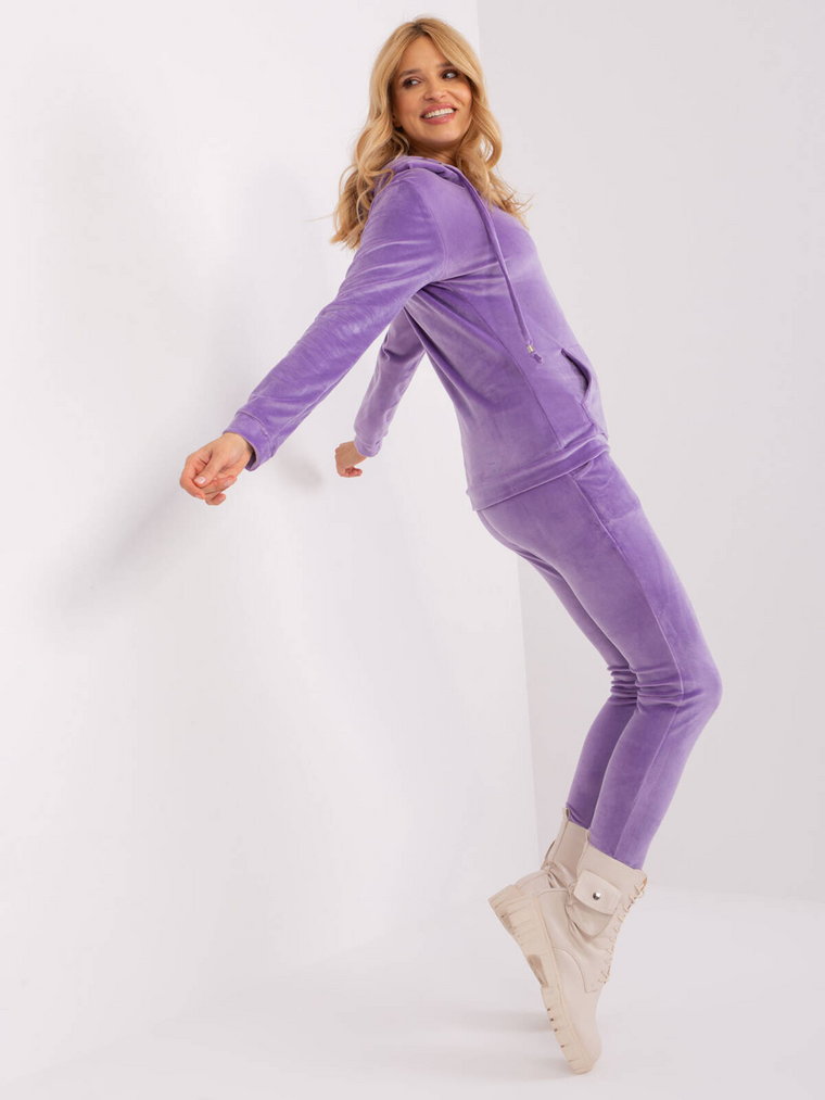 Komplet welurowy jasny fioletowy casual bluza i spodnie dekolt kaptur rękaw długi nogawka ze ściągaczem długość długa troczki kieszenie