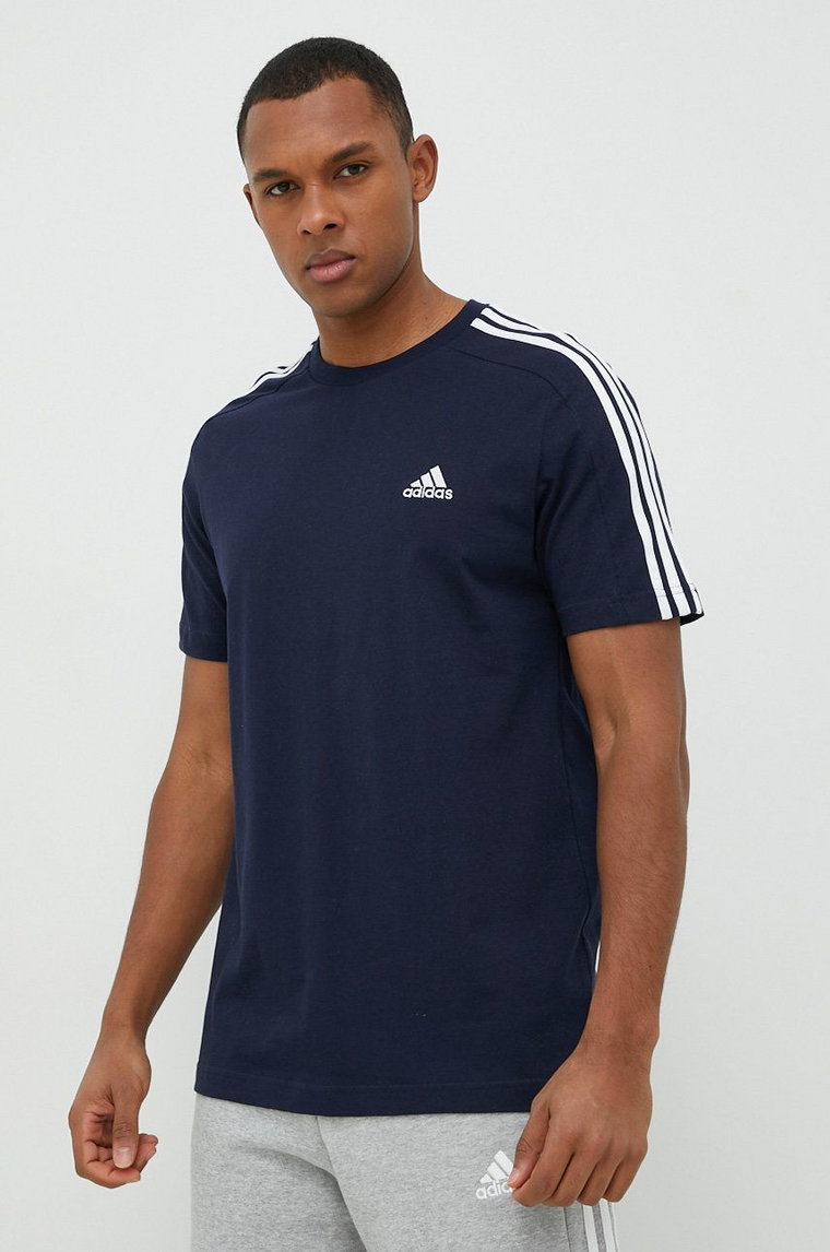 adidas t-shirt bawełniany Essentials kolor granatowy z aplikacją  IC9335