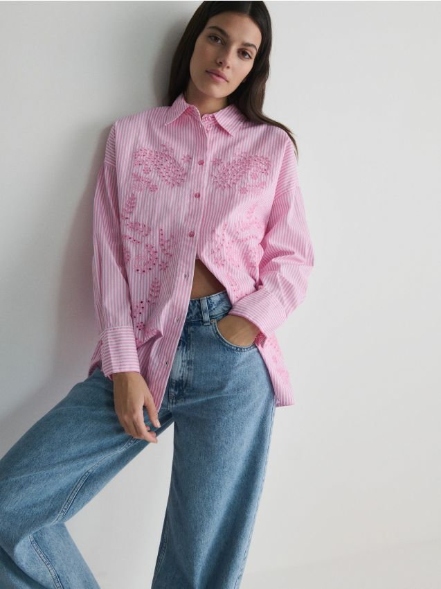 Reserved - Oversizowa koszula z ażurowym haftem - różowy
