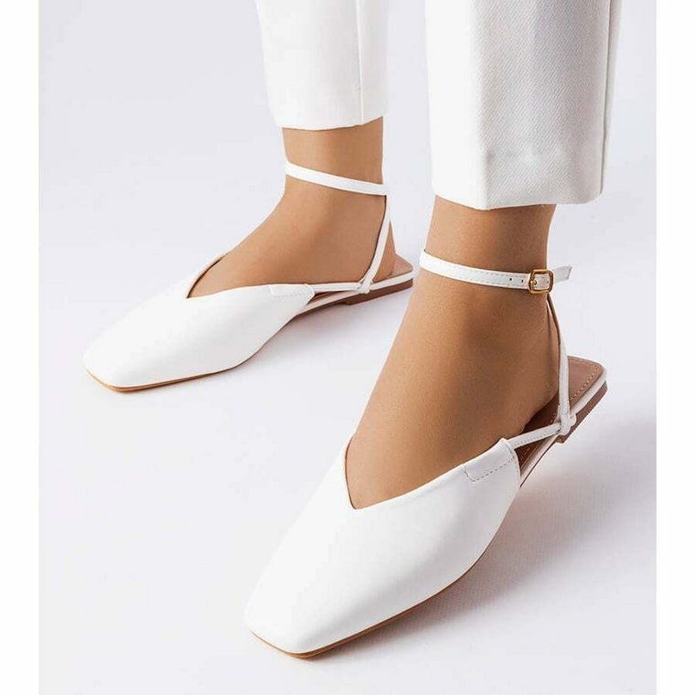 Białe sandały z zakrytym noskiem