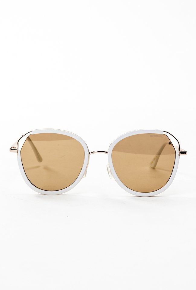 Okulary przeciwsłoneczne o modnym kształcie