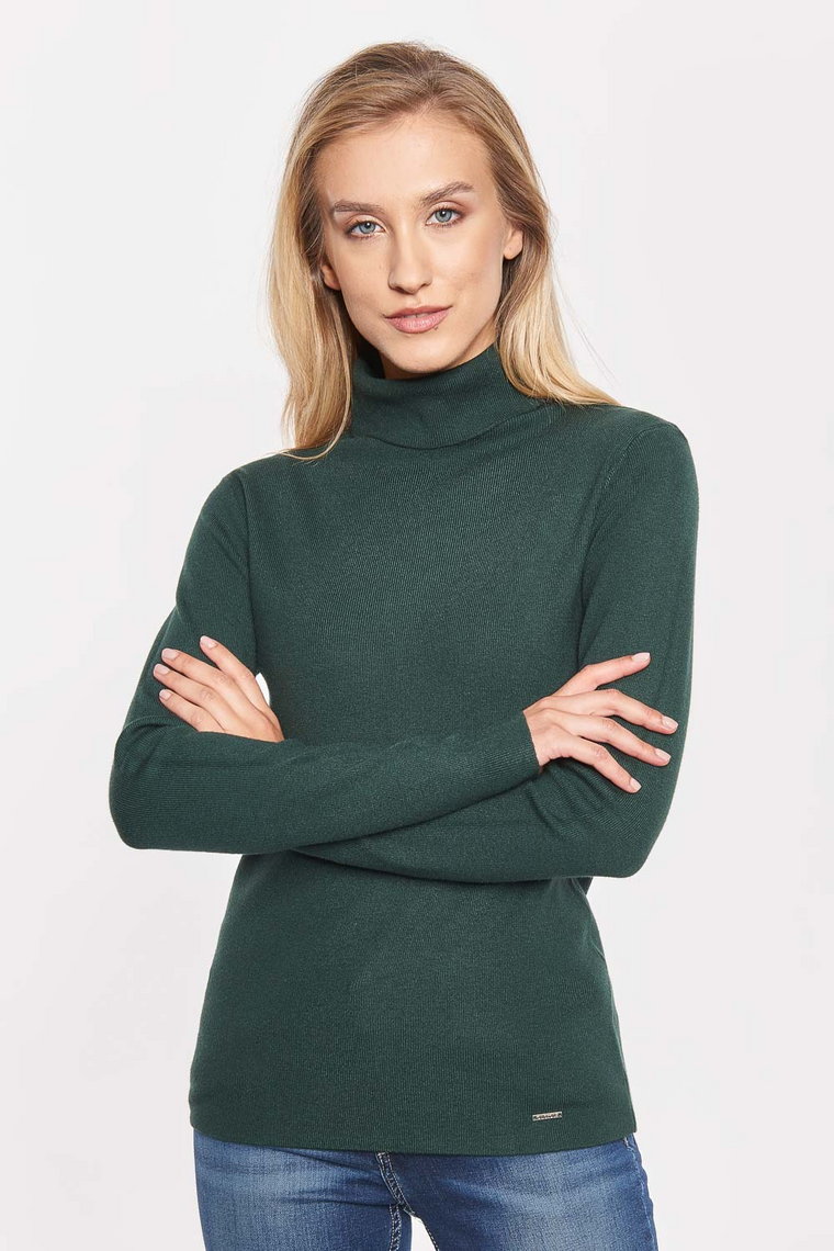 Zielony dopasowany sweter z golfem