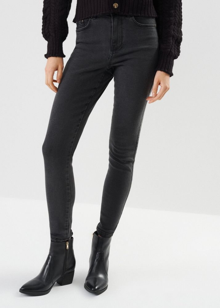 Czarne spodnie jeansowe damskie