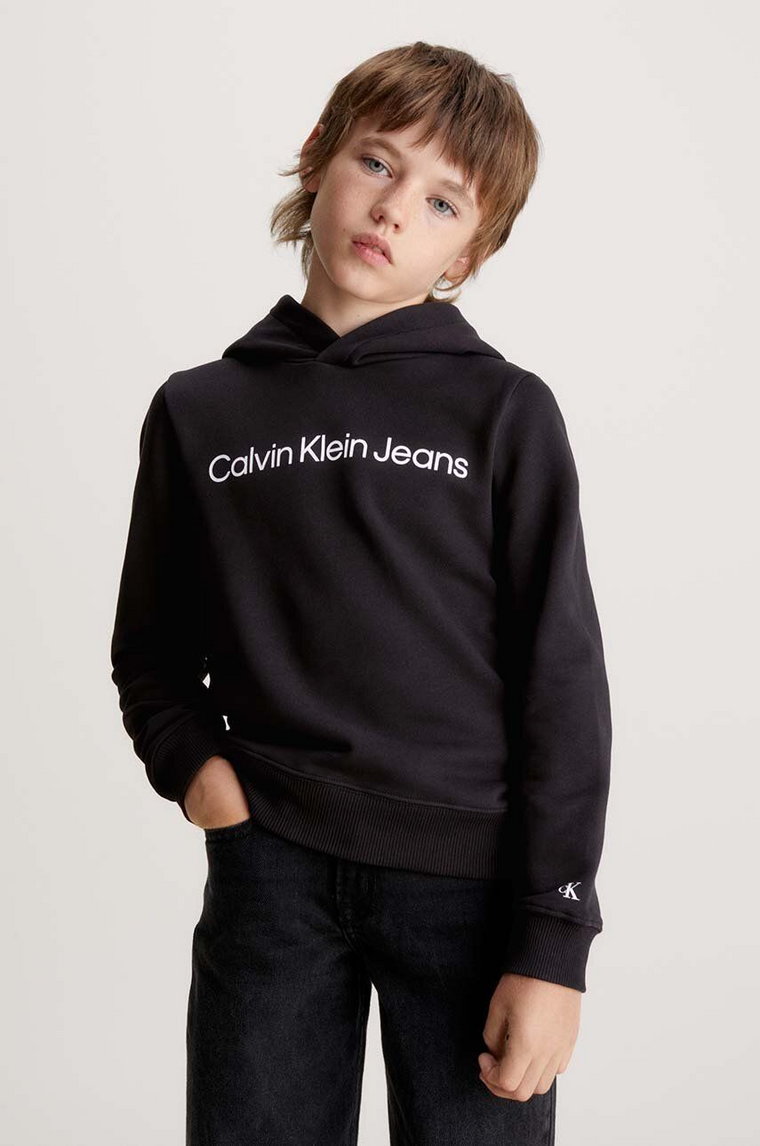 Calvin Klein Jeans bluza bawełniana dziecięca kolor czarny z kapturem z nadrukiem IU0IU00601