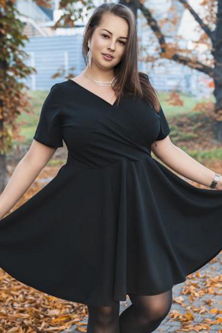 Sukienka rozkloszowana JOWITA dekolt koperta gładka plus size czarna