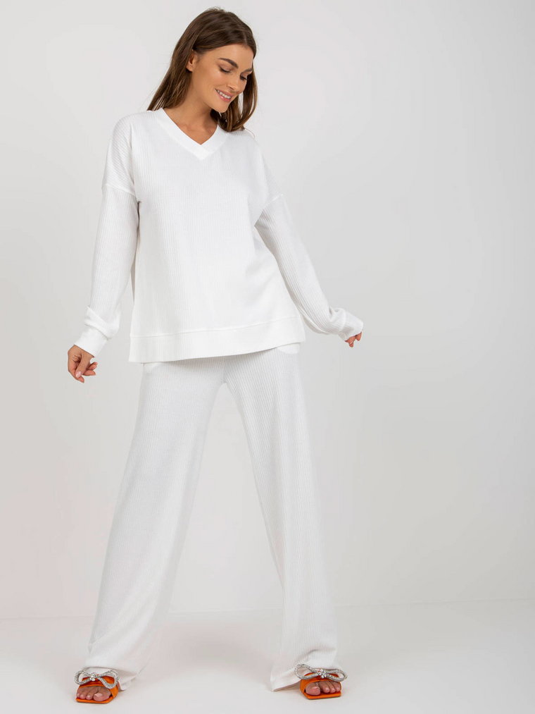 Komplet casualowy ecru casual bluzka i spodnie dekolt w kształcie V rękaw długi nogawka szeroka długość długa materiał prążkowany