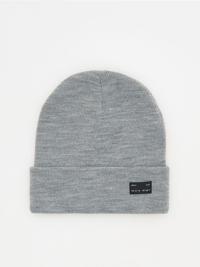 Reserved - Czapka beanie z naszywką - jasnoszary