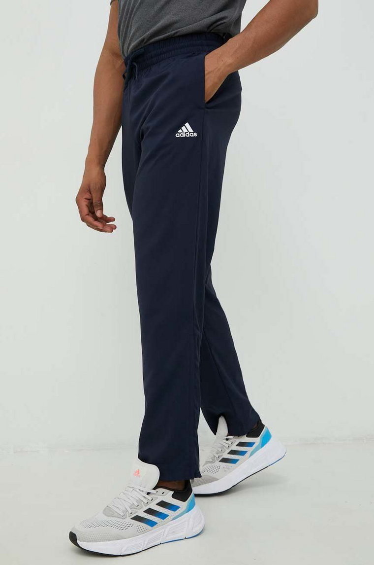 adidas spodnie treningowe Essentials męskie kolor granatowy z aplikacją  IC9416