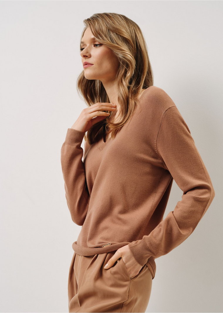 Sweter damski z dekoltem V-neck w kolorze camel