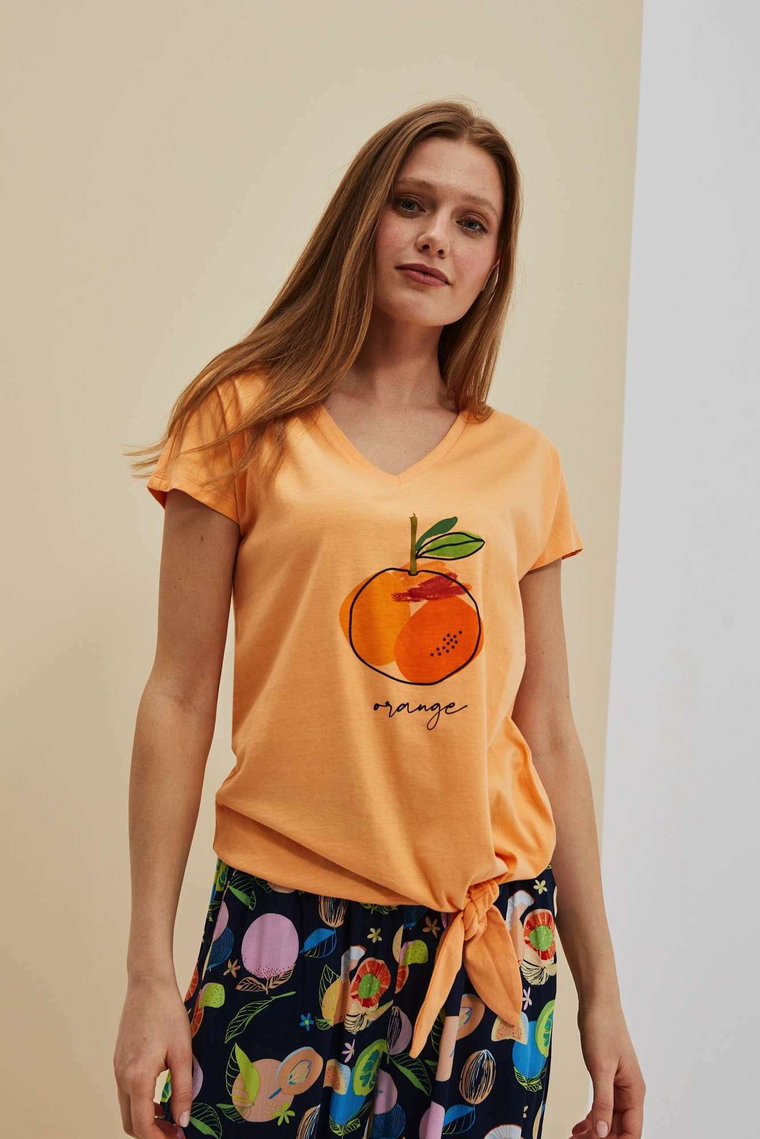 T-shirt z nadrukiem i dekoltem w serek brzoskwiniowy