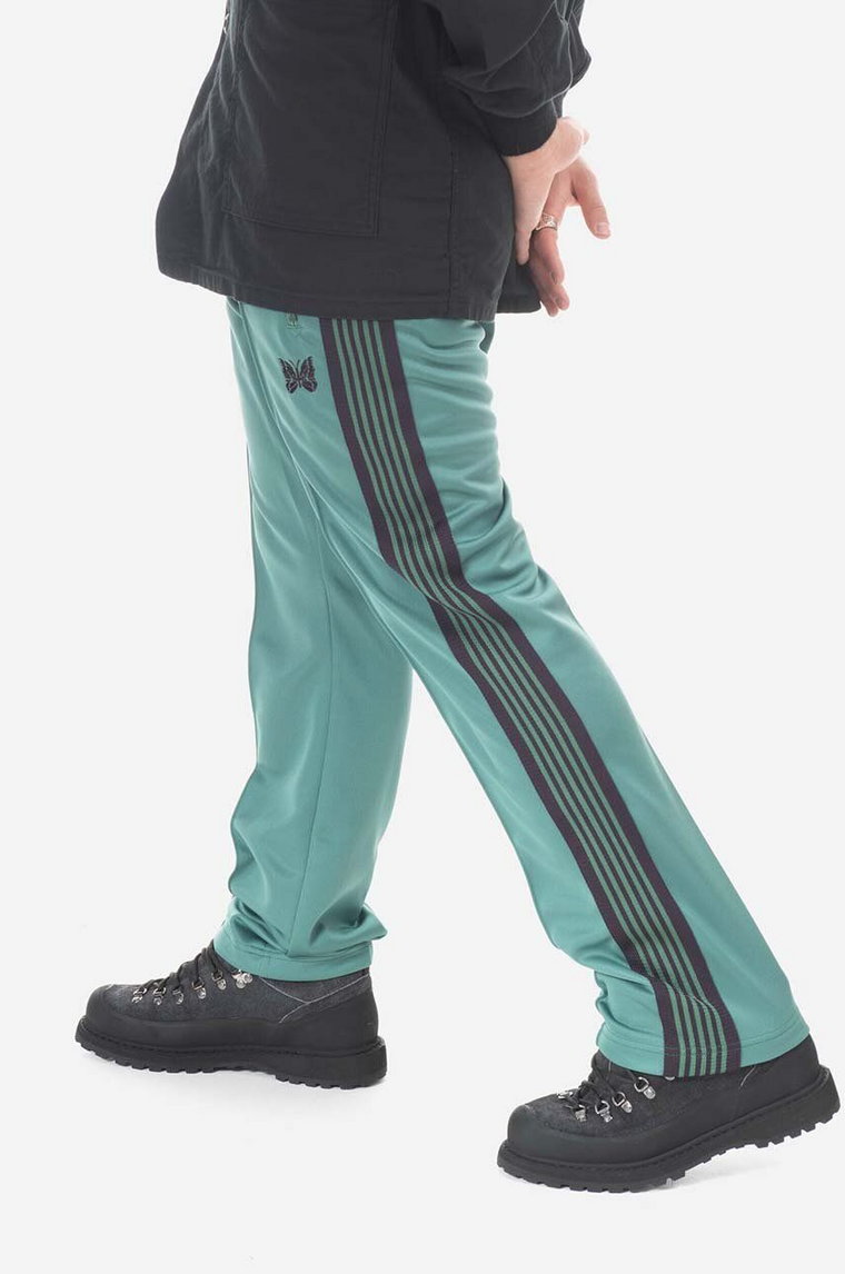 Needles spodnie dresowe kolor zielony z aplikacją MR287.EMERALD-MERALD