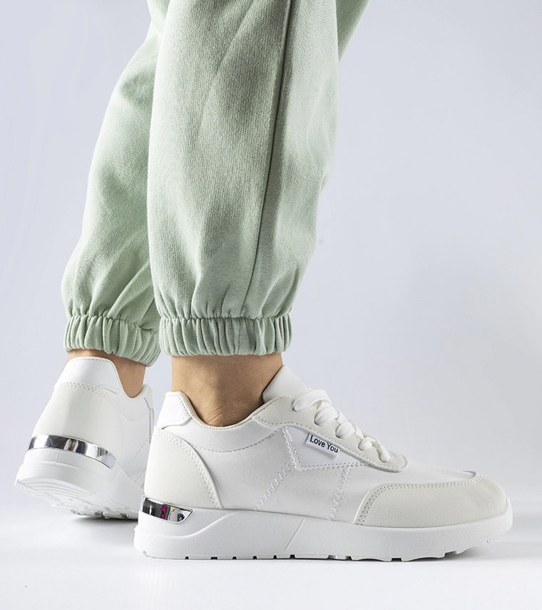 Białe materiałowe sneakersy Geraldino