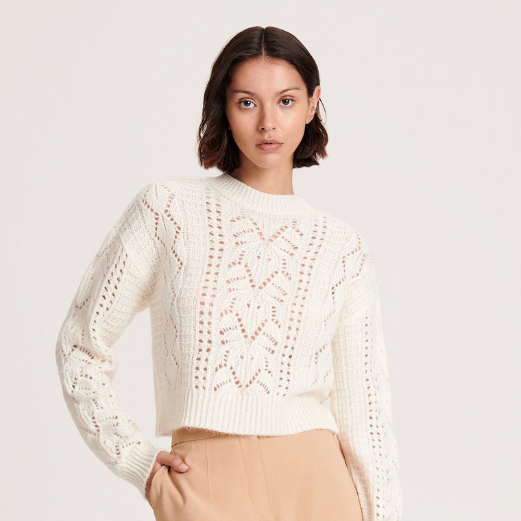 Reserved - Sweter z ażurowym wzorem - kremowy