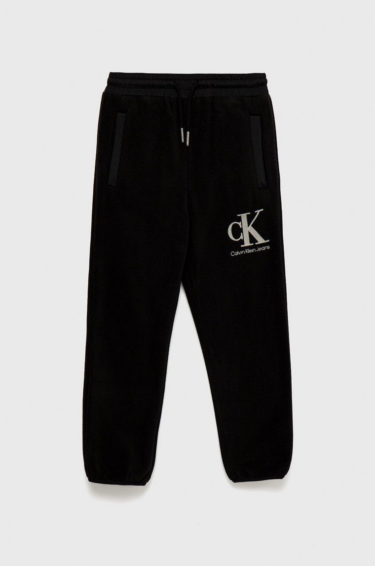 Calvin Klein Jeans spodnie dresowe dziecięce kolor czarny z aplikacją