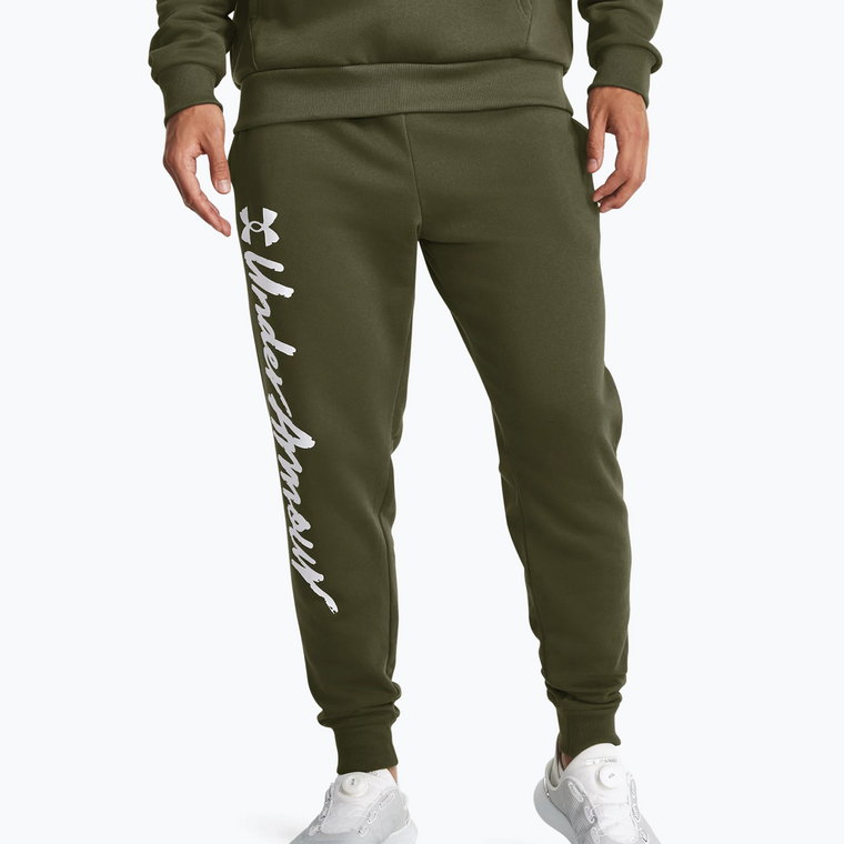 Spodnie treningowe męskie Under Armour Rival Fleece Graphic Joggers marine od green/white | WYSYŁKA W 24H | 30 DNI NA ZWROT